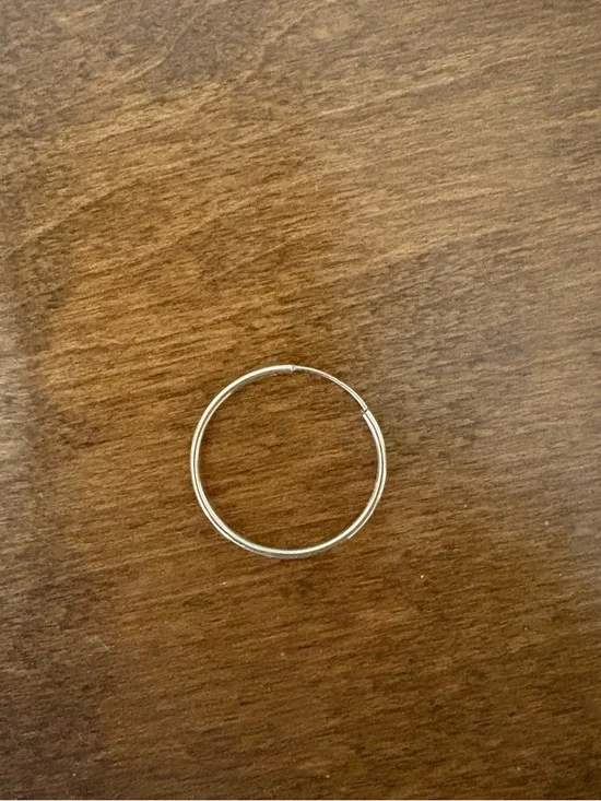 Mejuri small hoop 14k yellow gold - Picture 7 of 8